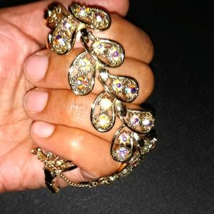 Bracelet..costume jewelry..gold